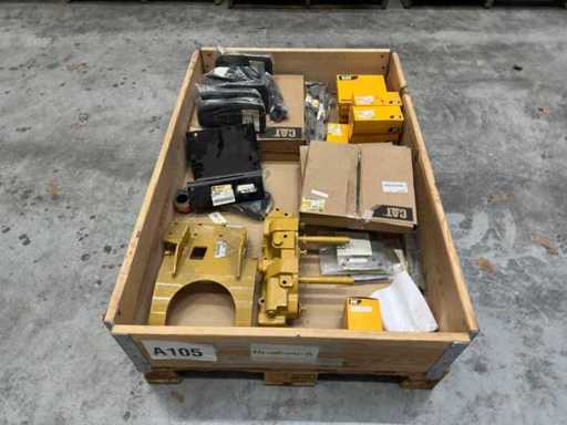 Caterpillar – partia części maszynowych oraz części montażowych/montażowych (w tym uchwyty, obudowy, wiązki)