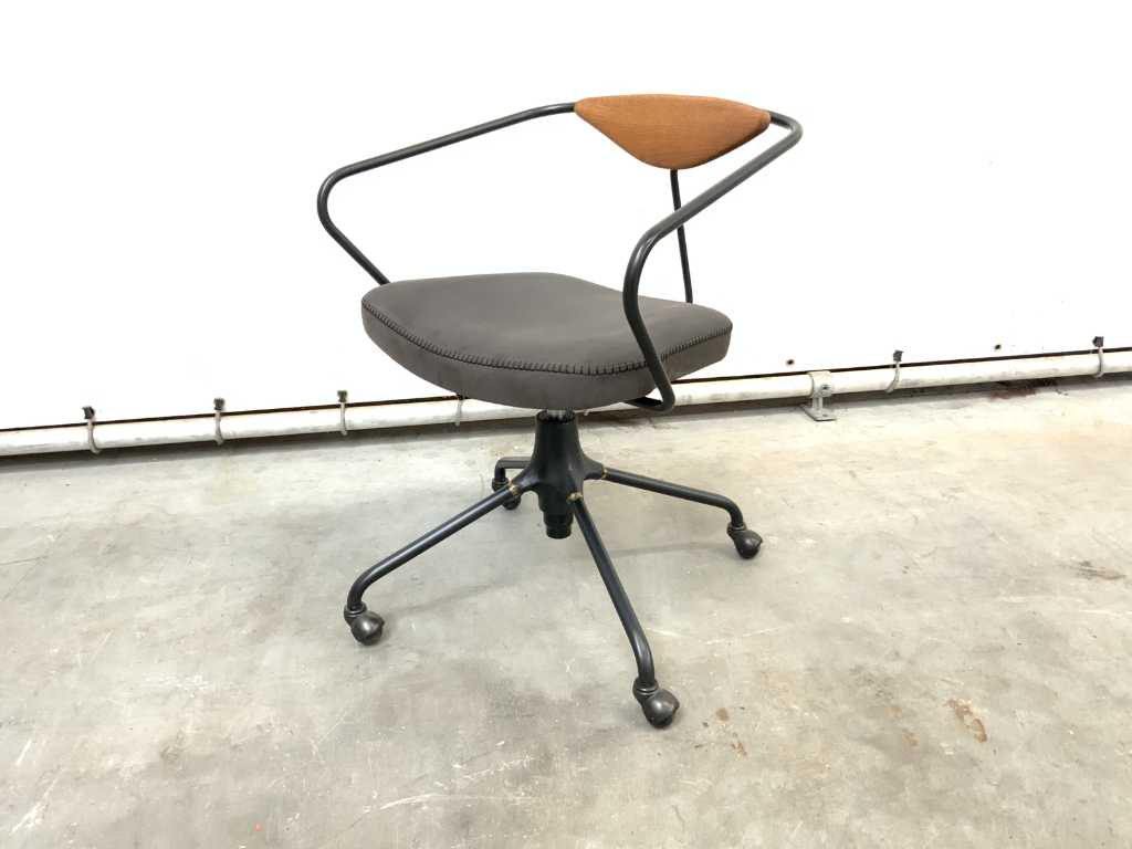 Krzesło biurowe w Dystrykcie Ósmym w Akron