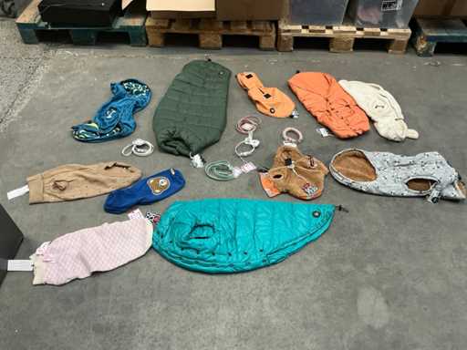 Partij diverse hondenjassen, hals- en leibanden