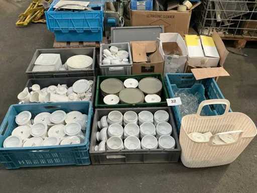 Ladung verschiedener Tischporzellan