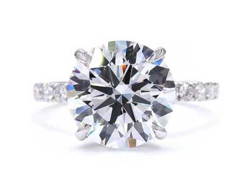 18 Karat Weißgoldring mit 5,88 Karat. Diamant