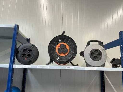 Verlängerungskabelspulen und Kabel (3x)