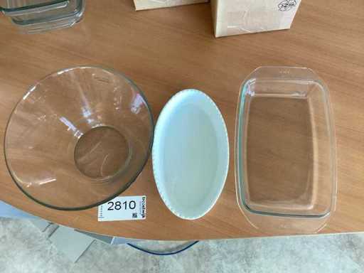 Una teglia per casseruola 3x bianca lunga 28 cm, una teglia per casseruola 3x bicchiere lungo 35 cm, una ciotola per insalata 2x bicchiere con 27 cm di diametro superiore e 15 cm di altezza