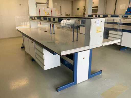 Laboratory table