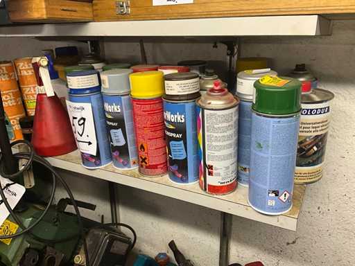 Veel verf, spuitbussen en diversen