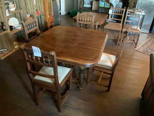 Area pranzo antica con 4 sedie