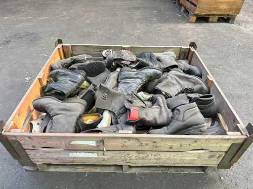 Gruppe von Armeeschuhen