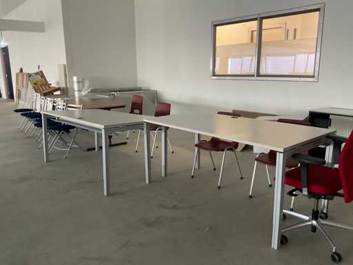 Charge verschiedener Büromöbel