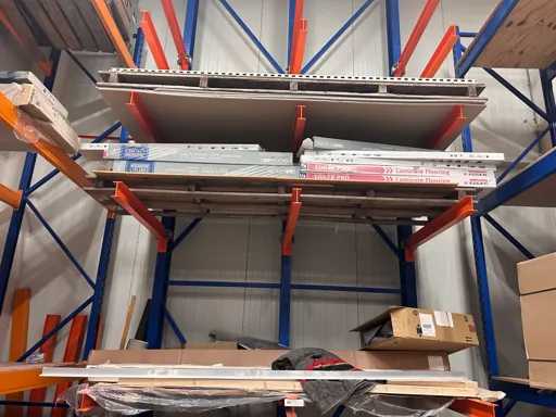 Rack à porte-à-faux avec contenu