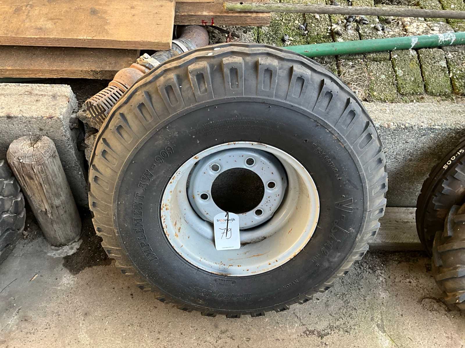 Implement AW-909 Tire with rim