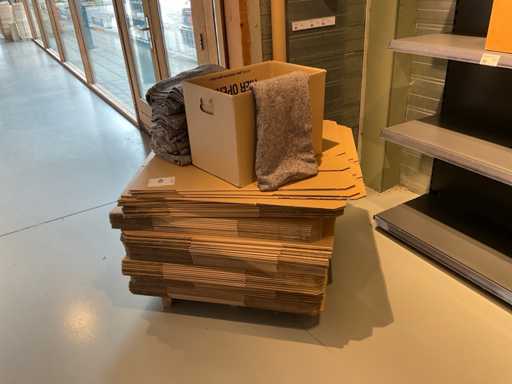 Partij verhuisdekens en dozen
