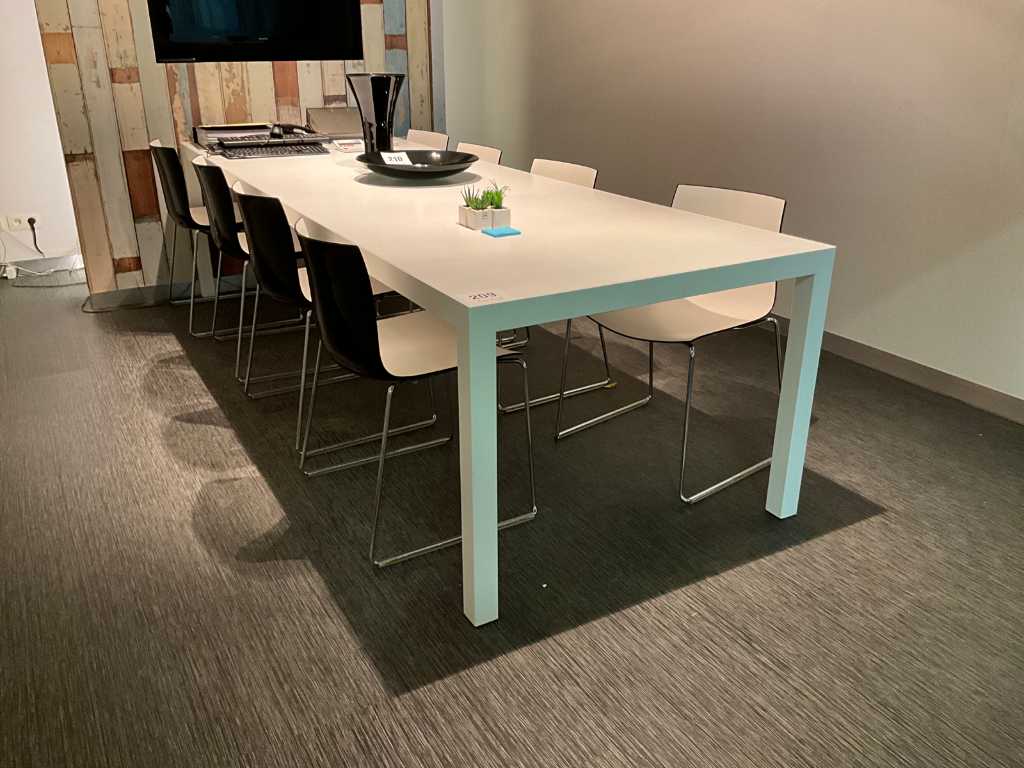 Fineerhouten vergadertafel en 8 bijzetstoelen