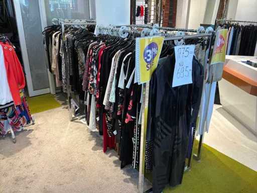 Damenblusen, Röcke, Kleider und Hosen (240 Stück)