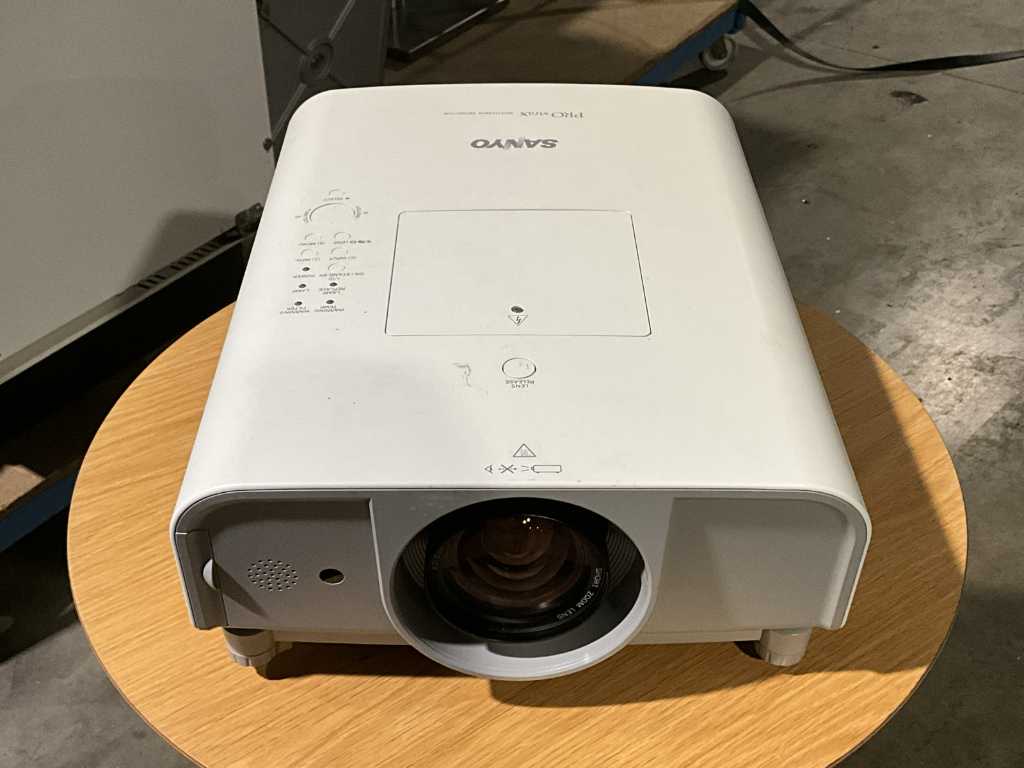 Projector SANYO PRO xtraX PLC-XT25 + Table