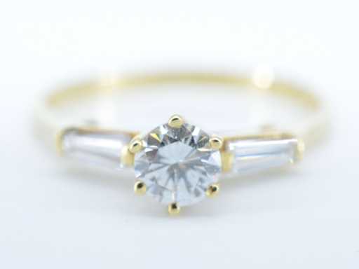 Eleganter Gelbgold-Brillantenring mit Seitendiamanten