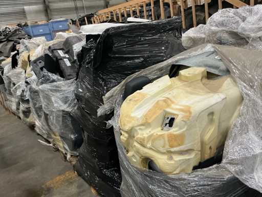 Batch of Mercedes-Benz car interior parts