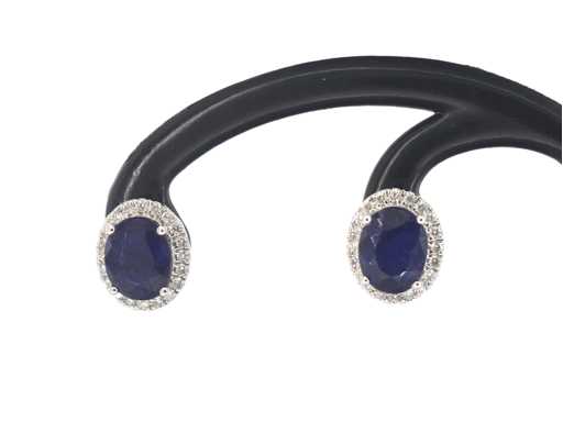 Witgouden entourage oorbellen met diamanten en saffier