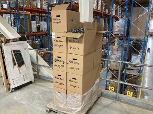 Partia wieszaków na ubrania