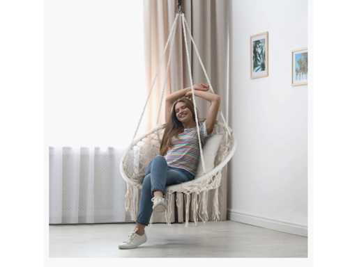 Stabiler Hängestuhl aus starkem Seil mit Kissen.