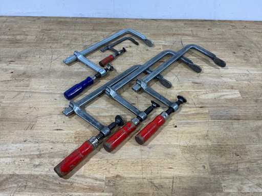 Série de colliers collés