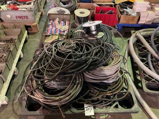 Charge verschiedener elektrischer Kabel