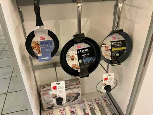 Pans + knives + lids