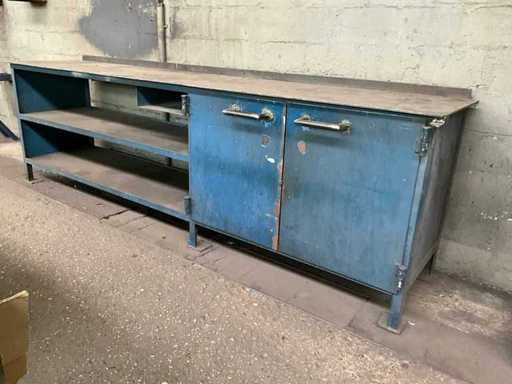 Stalowy stół roboczy