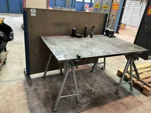 Tavolo per saldatura con morsa e pannello posteriore