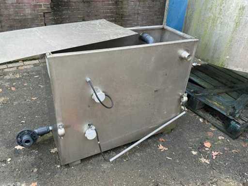 Stainless steel storage tank with float