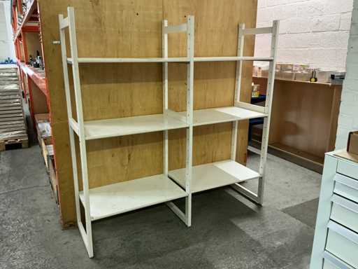 Satz von Holzaufbewahrungsregalen