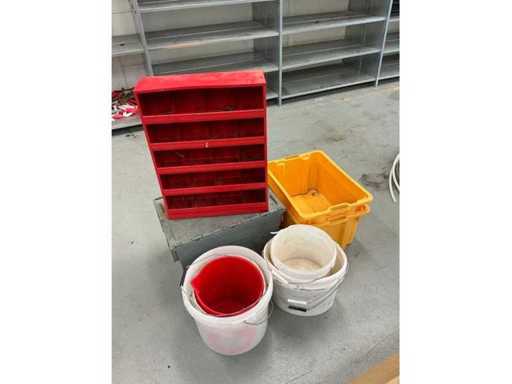 Verzamelplank met plastic bakjes en emmers