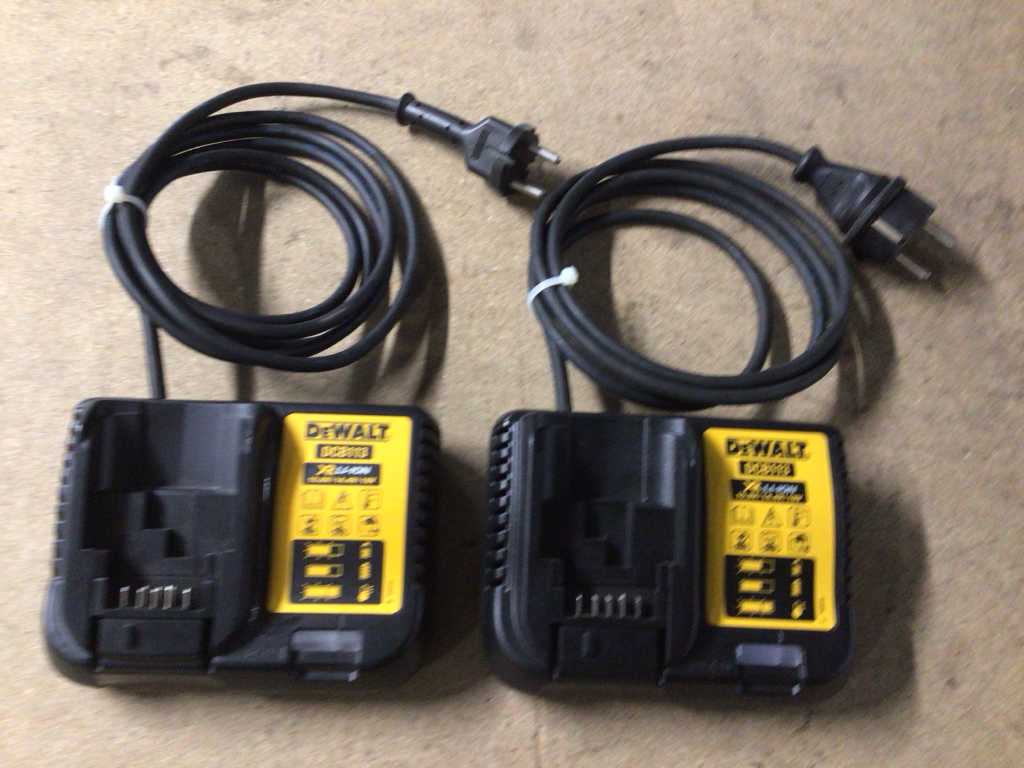 Dewalt dcb113 best sale battery charger