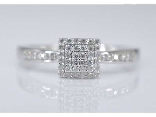 Witgouden entourage ring met diamanten