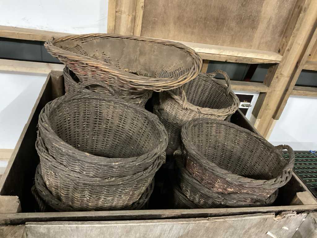 Batch of wicker baskets