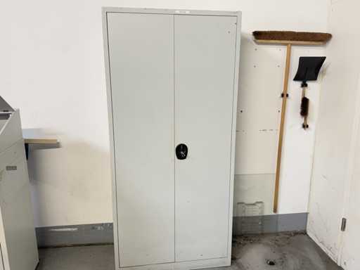   Armoire d’atelier avec contenu