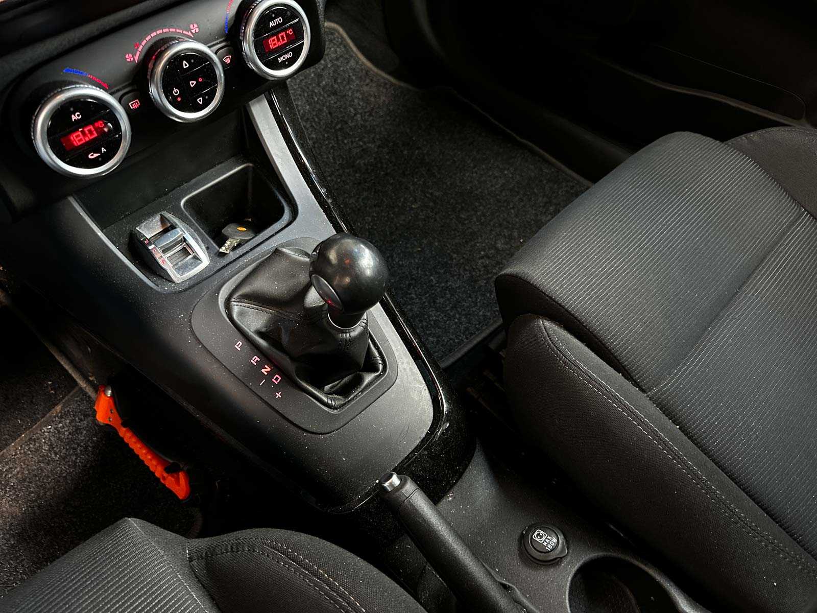 Alfa Romeo Giulietta 1.4 T Distinctive 170pk 2012 (Origineel-NL), 00-XKP-5