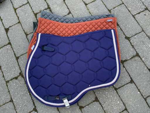 Saddle pad jumping horses (3x)
