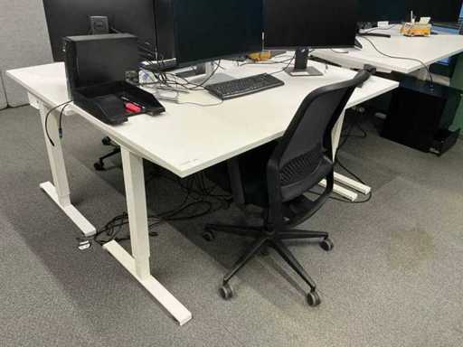 Elektrycznie regulowane biurko z krzesłem biurowym