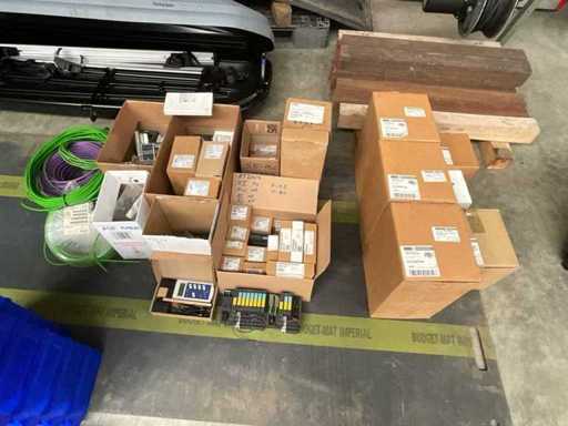 Partia materiałów PLC i komponentów automatyzacji – przemysłowa