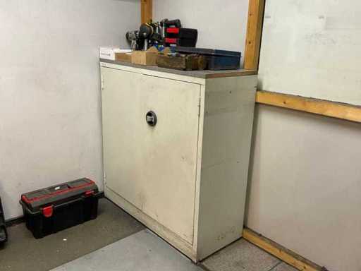 Un lot de unelte și mobilier de atelier