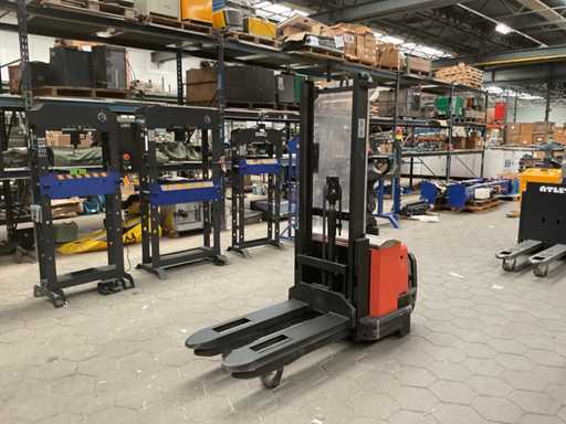 2008 BT SWE120L Stacker