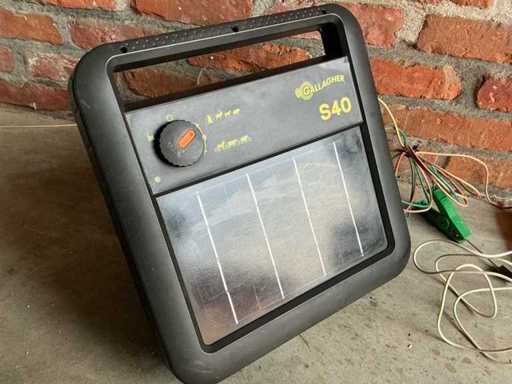 Entraînement de clôture électrique sur panneau solaire.