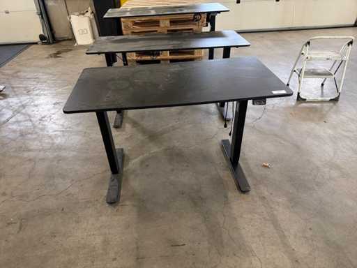 Elektrisch verstellbarer Schreibtisch