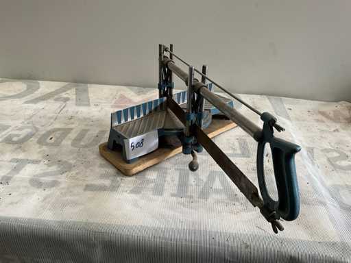 Scie à onglets manuelle avec guide