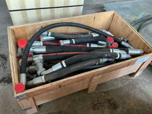 Skrzynia paletowa z wężami hydraulicznymi 