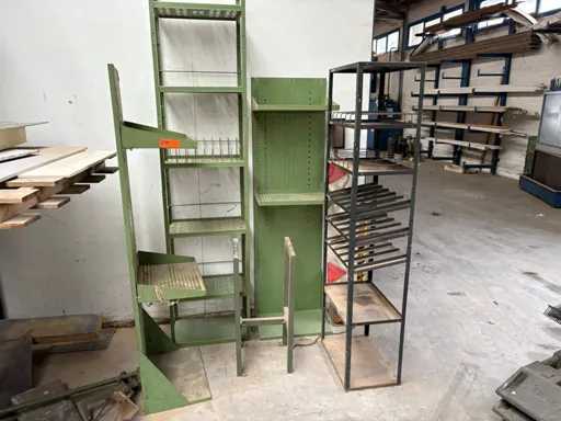 Charge von Lagerregalen