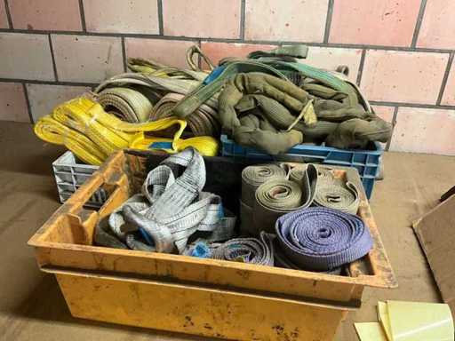 Partij diverse hijsbanden (circa 35 stuks) en toebehoren