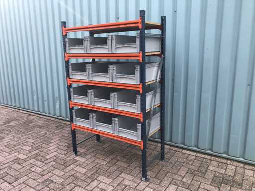 Regalregal mit 12 großen Aufbewahrungsbehältern. 