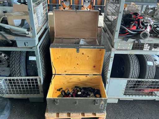 Bundle of headlamps in 3x transport crates
