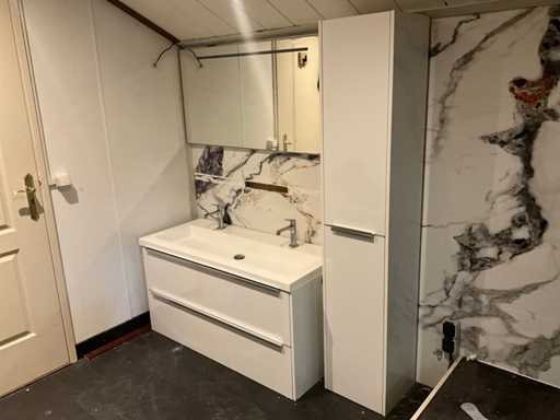 Ensemble de meubles de salle de bain avec robinet, miroir et meuble latéral